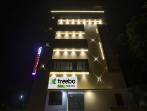 Un edificio moderno con un cartel que dice 'treebo trend NAAZ ROYAL'.