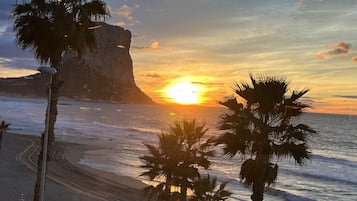 Ligstoelen aan het strand, strandlakens