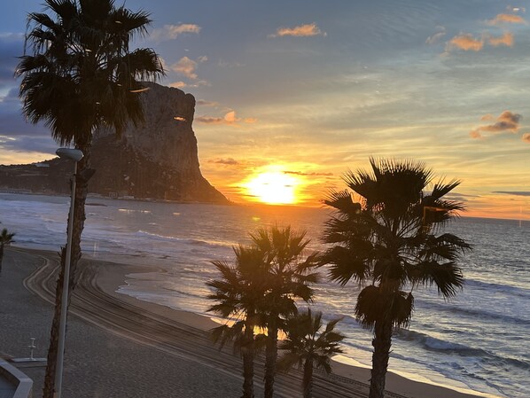 Aurinkotuoleja, rantapyyhkeitä