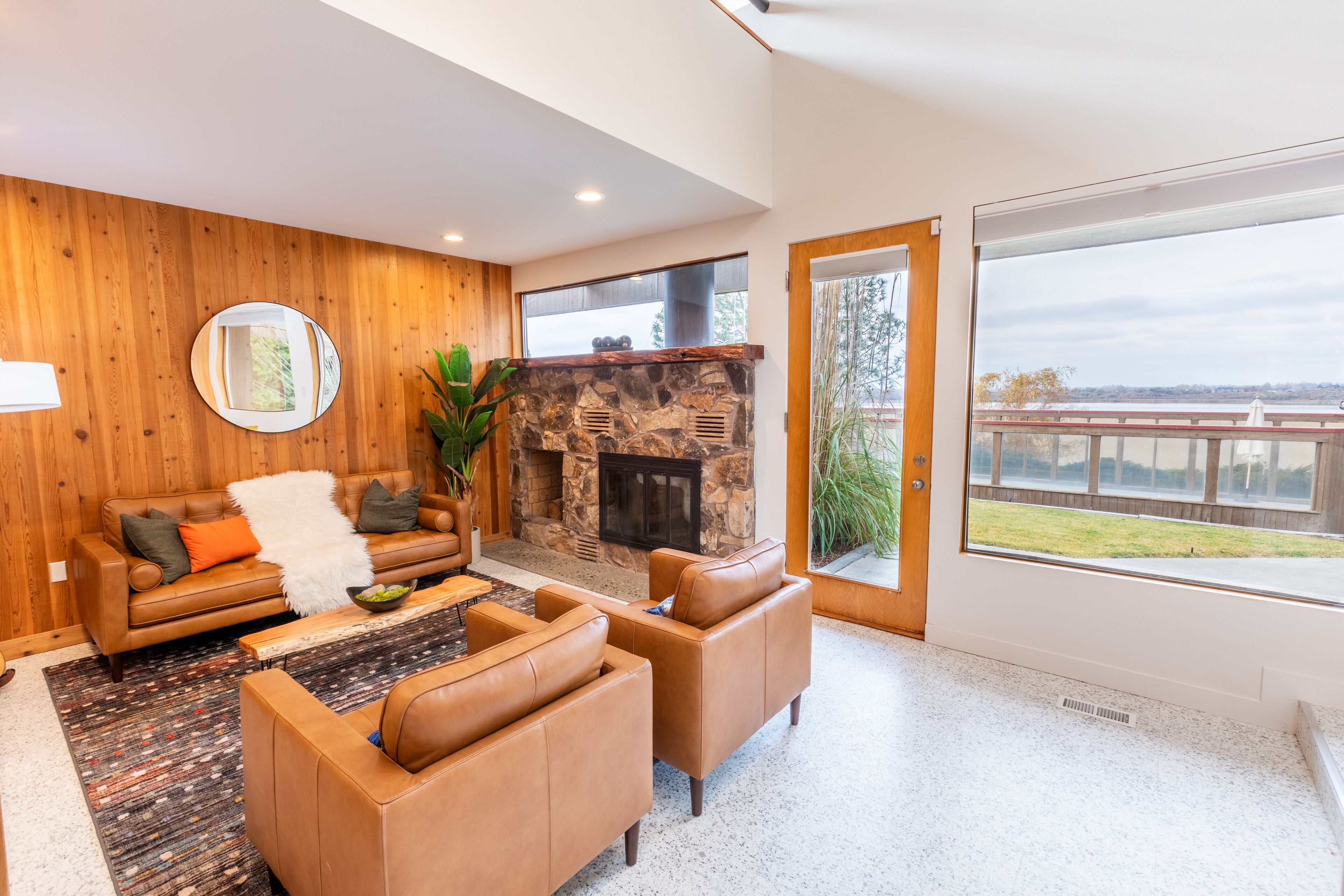 TV connectée, livres, chaîne hi-fi