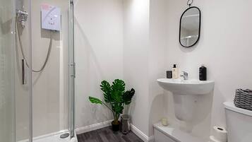 Apartment | Bathroom | Shower, hydromassage showerhead, towels, soap