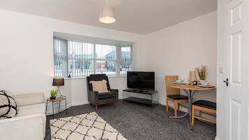 Apartment | Living area | 300-cm TV with cable channels