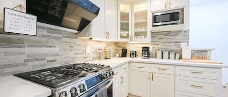 Refrigerador, microondas, horno y parrilla de estufa