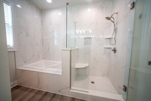 Combined shower/bathtub, towels