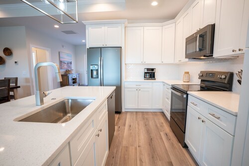 20% OFF Special! 4BR/4BA w/ Private Pool, Firepit, 3-Minute Walk to Beach