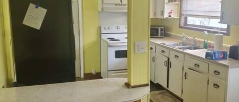 Réfrigérateur, four à micro-ondes, surface de cuisson