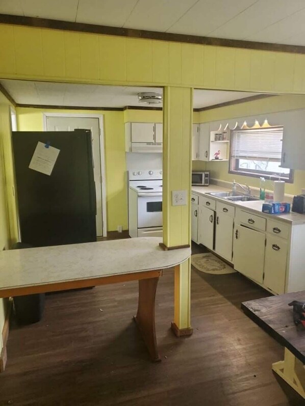 Fridge, microwave, stovetop - Spacious ATV Retreat House (Rock)