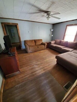 TV - Spacious ATV Retreat House (Rock)