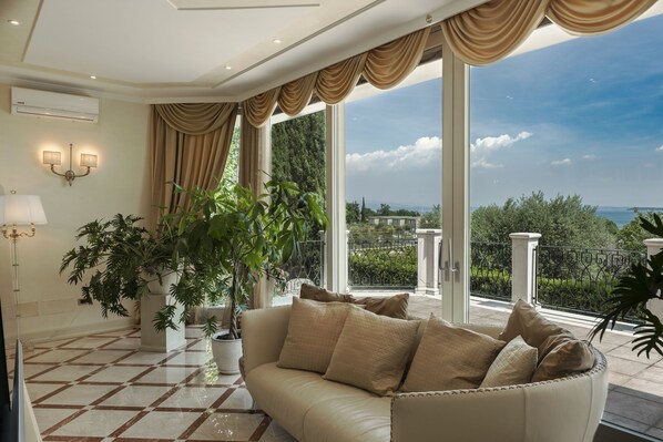 Smart-TV, Tischtennisplatte