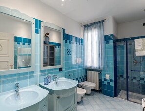 Douche, séchoir à cheveux, bidet, serviettes fournies