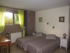 2 chambres, fer et planche à repasser, lit parapluie