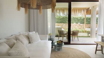 Suite, piscina privada (Garden) | Zona de estar | Una televisión