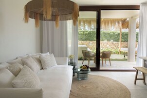 Suite, piscina privada (Garden) | Zona de estar | Una televisión