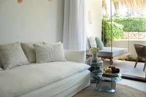 Suite, privat basseng (Garden) | Oppholdsområde | TV