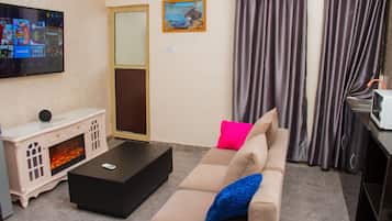 Apartament Deluxe | Sala d'estar | Televisor intel·ligent de 42 polzades amb canals per satèl·lit