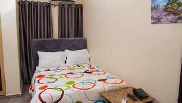 Basic-Zimmer | Badezimmer | Duschwanne, kostenlose Toilettenartikel, Handtücher, Seife