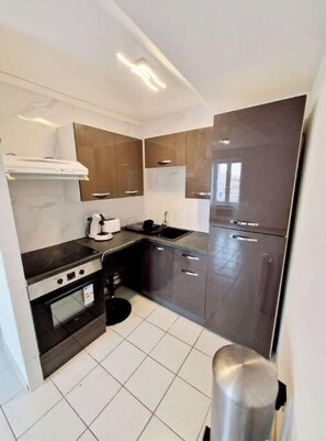 Fridge, microwave, oven, stovetop - Pleasant F2 Downtown (Valence)