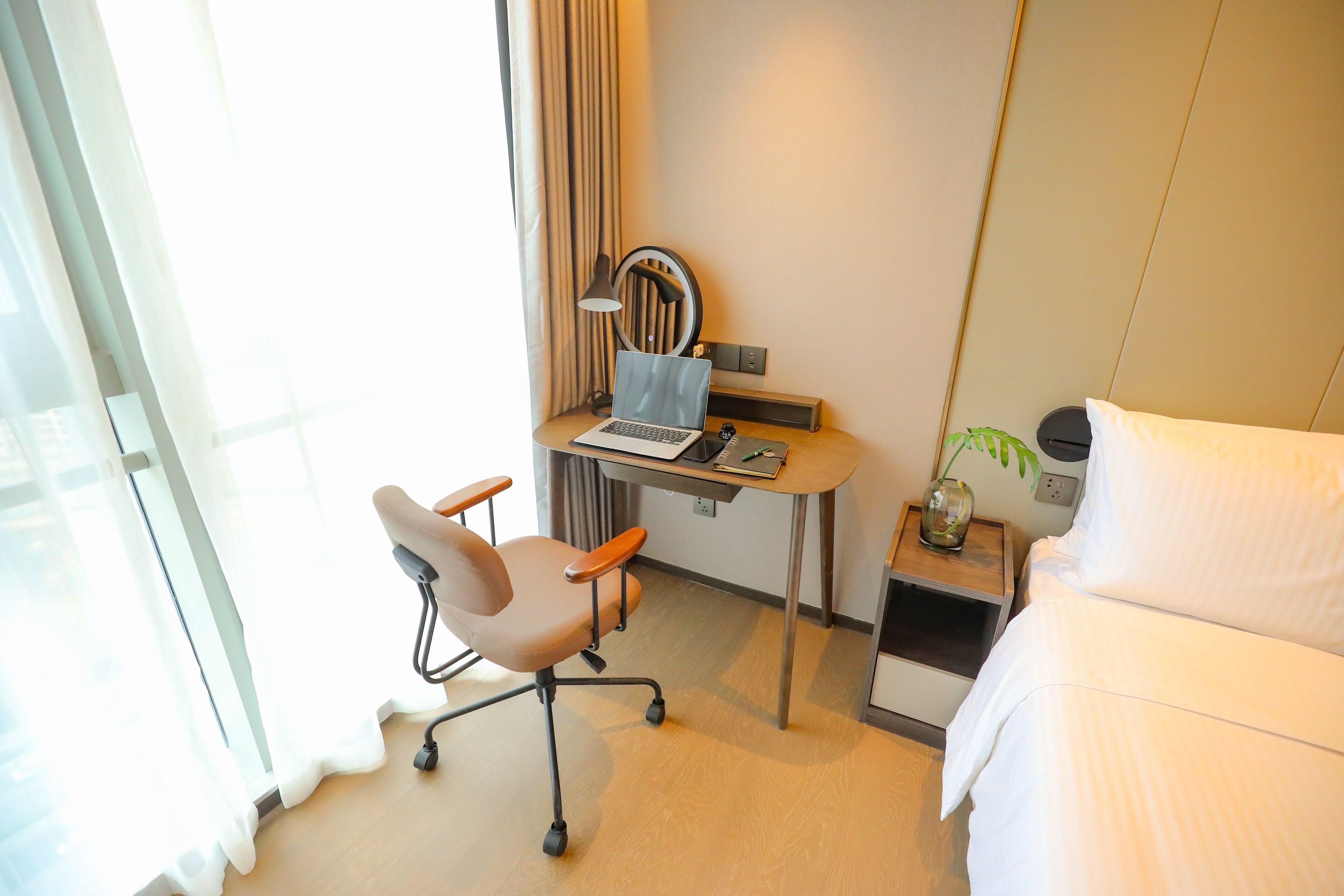 Studio Executive | Premium bedding, down comforters, in-room safe, individually decorated