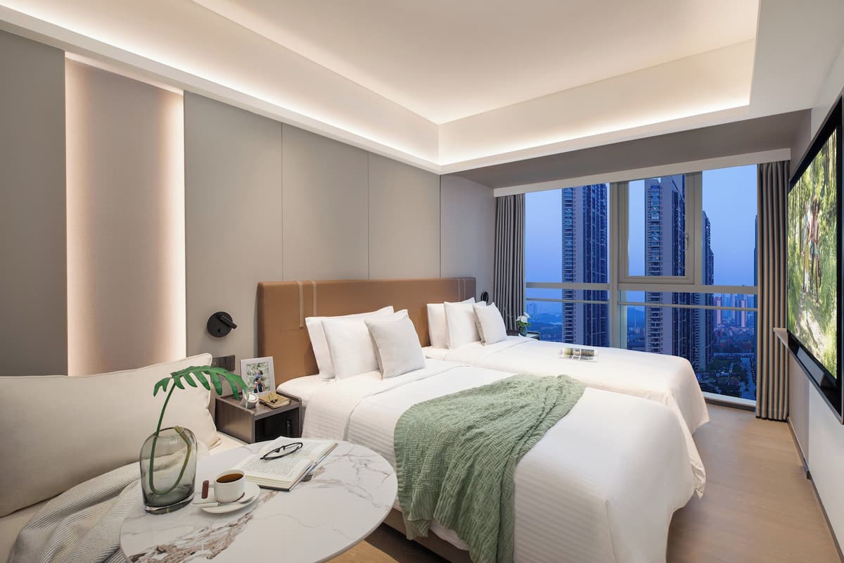 Premium bedding, down comforters, in-room safe, individually decorated