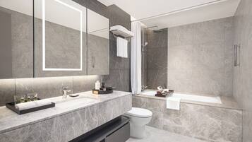 Un baño moderno con un espejo grande, un lavabo, un inodoro y una bañera.