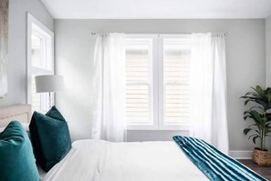 3 bedrooms, desk, iron/ironing board, WiFi - Luxurious 3,000 Square Foot House Downtown (Indianapolis)
