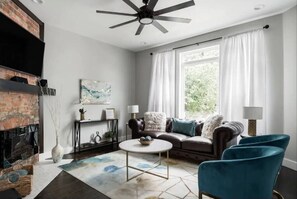 TV, fireplace, stereo, offices - Luxurious 3,000 Square Foot House Downtown (Indianapolis)