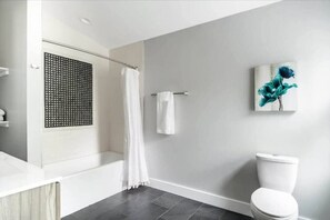 Bathtub, hair dryer, towels, shampoo - Luxurious 3,000 Square Foot House Downtown (Indianapolis)