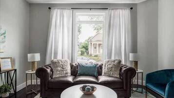 Televisio, takka, stereot, työhuone