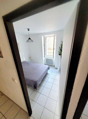 Bureau, chambres insonorisées, fer et planche à repasser, lit parapluie