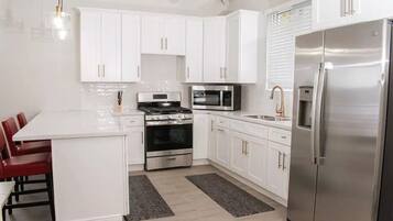 Refrigerador, microondas, horno y parrilla de estufa