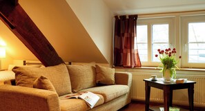 Smart-TV, Kamin, Tischtennisplatte, Bücher