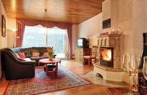 Een smart-tv, een open haard, een tafeltennistafel en boeken