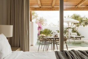 Suite familiar, 2 habitaciones, alberca privada, vista al jardín | Minibar, caja de seguridad en la habitación y escritorio 