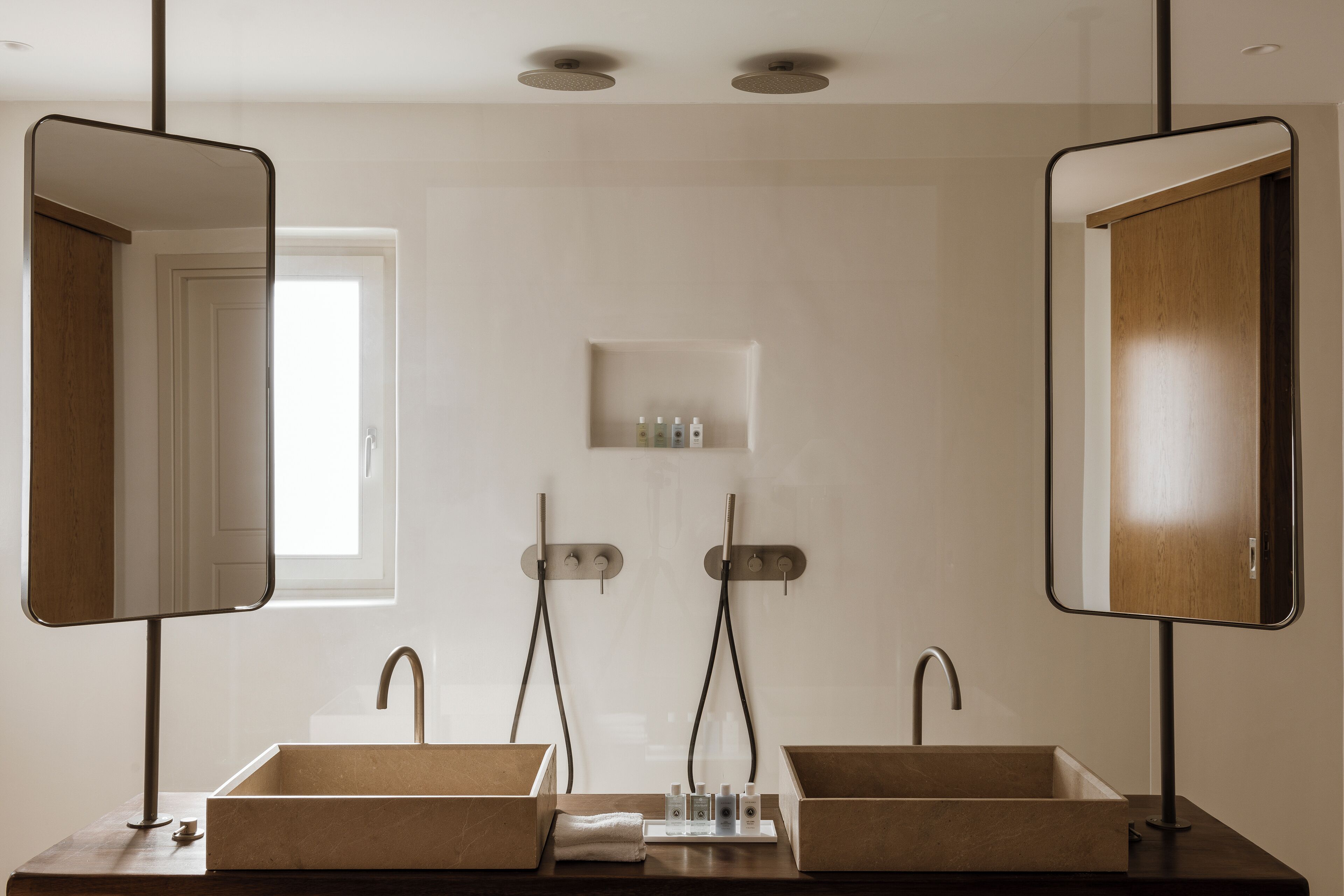 grand room, sea view, sea facing | bathroom | shower, free toiletries, hair dryer, bathrobes