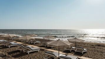 Plage, sable noir, serviettes de plage