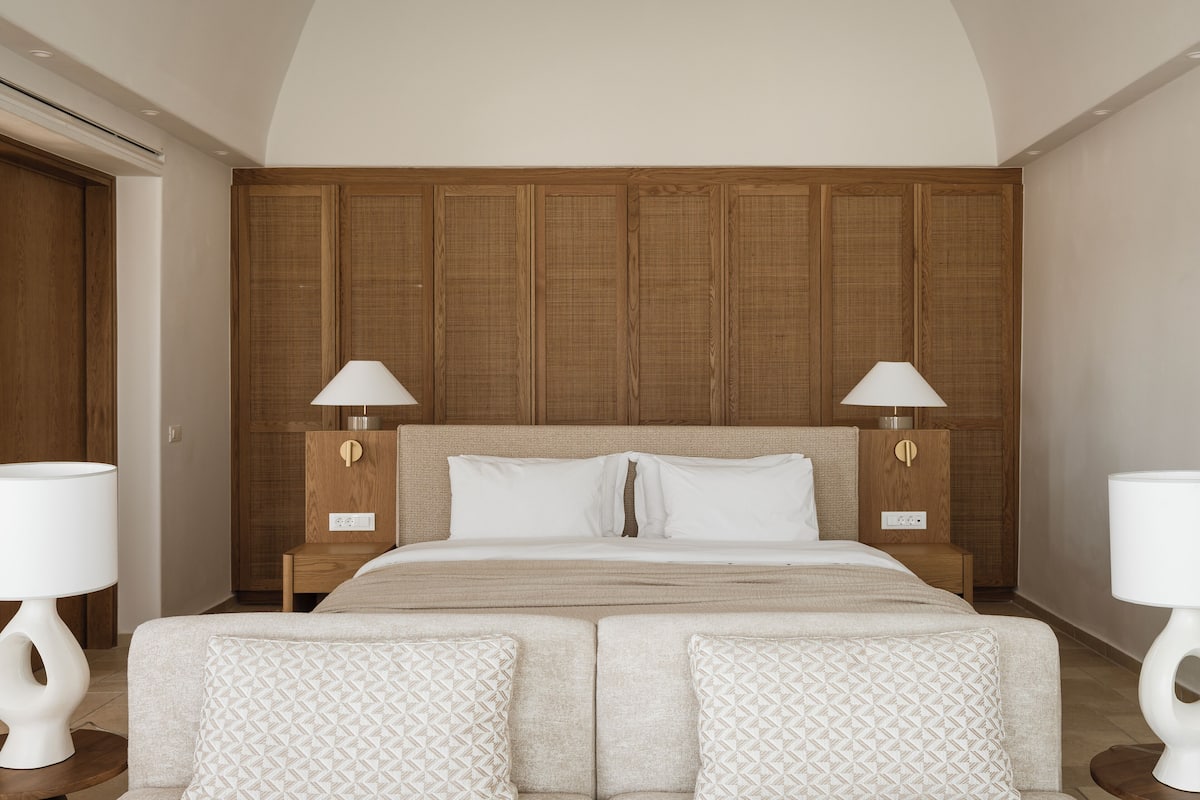 Grand Room, Sea View, Sea Facing | 2 bedrooms, minibar, in-room safe, desk