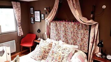 1 slaapkamer, een bureau, een strijkplank/strijkijzer, reisbedje