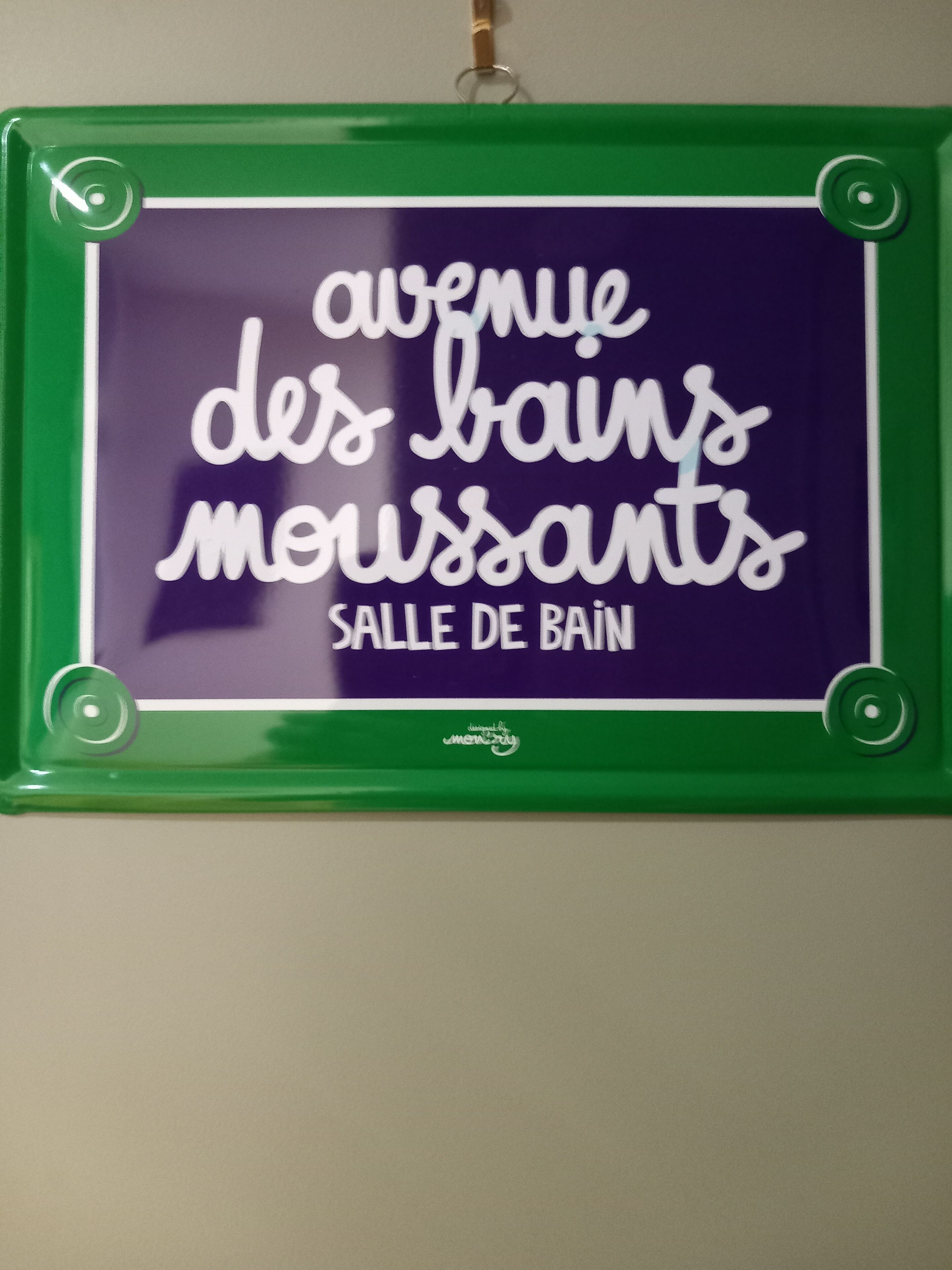 Une enseigne portant l'inscription « avenue des Bains Moustards » et « SALLE DE BAIN ».