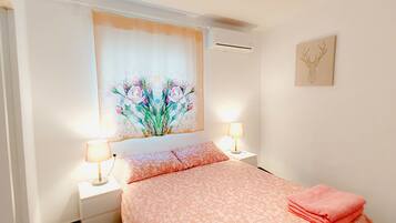 2 slaapkamers, een bureau, een strijkplank/strijkijzer, gratis wifi