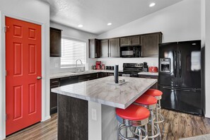 Réfrigérateur, four à micro-ondes, un four, surface de cuisson