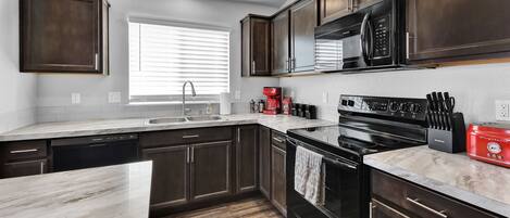 Frigorifero, microonde, forno, piano cottura