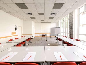 A conference room with tables, chairs, a whiteboard, and a projector screen. - B&B Aachen HBF (Aachen)