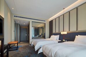 A hotel room with two beds, a TV, a desk, and a mirror. - Tianyuan Mingyue Hotel (Jingning)