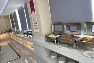 Montaje de bufé con distintos alimentos y utensilios.
