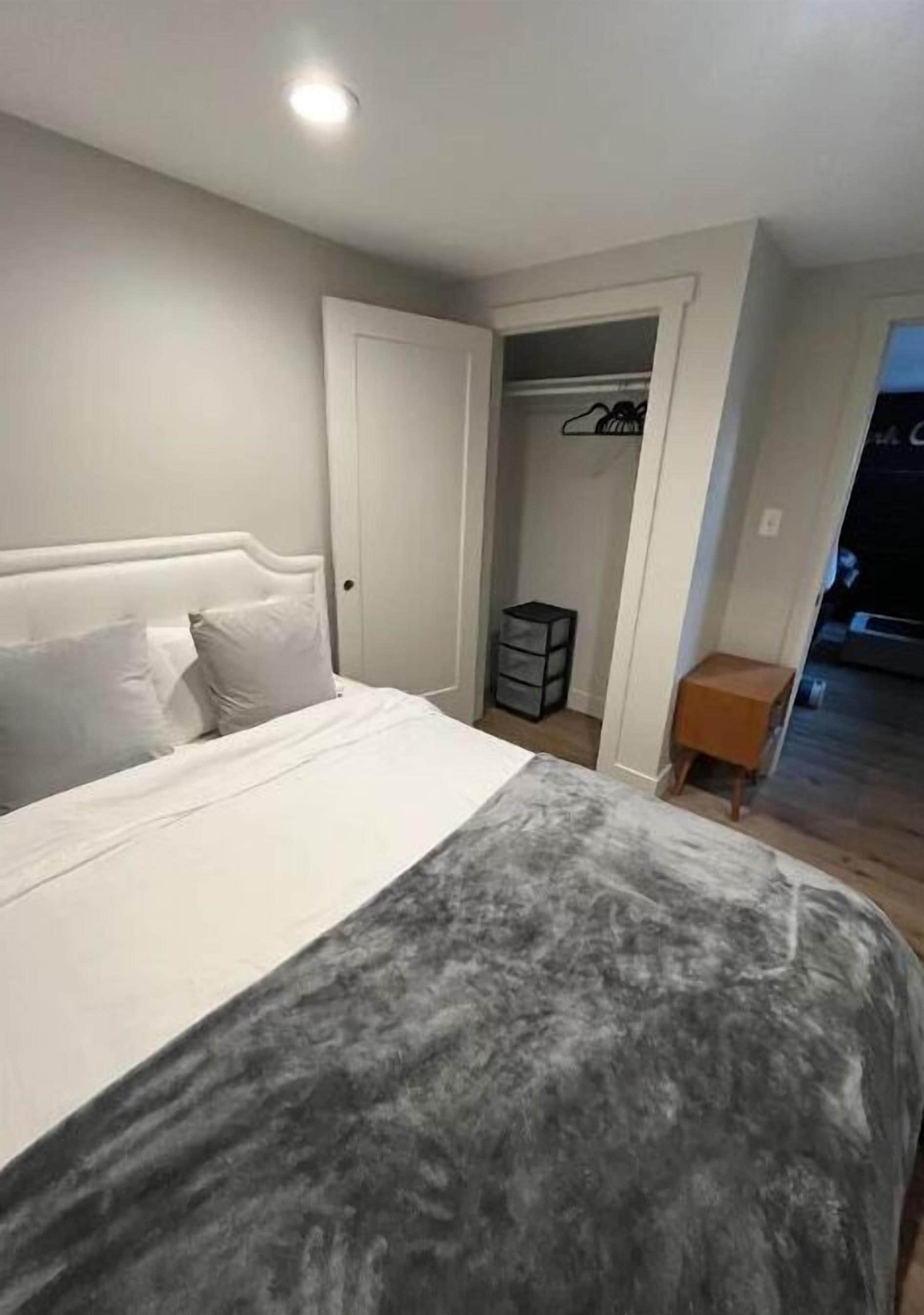 3 多间卧室、客房内保险箱、办公桌、熨斗/熨衣板