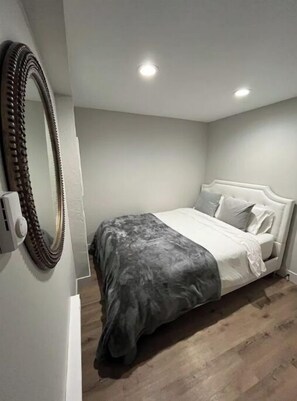 3 sovrum, värdeförvaringsskåp på rummet och skrivbord