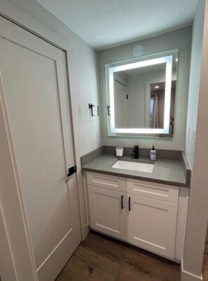 Dusch, hårtork, handdukar och tvål