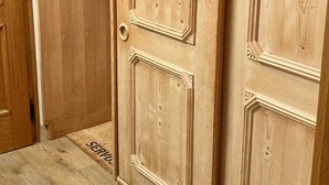 Une armoire en bois avec deux portes et une étagère.