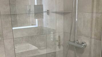 Dusche, Haartrockner, Handtücher