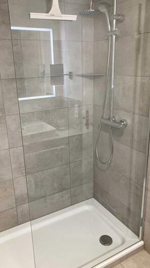 Ducha, secador de pelo y toallas